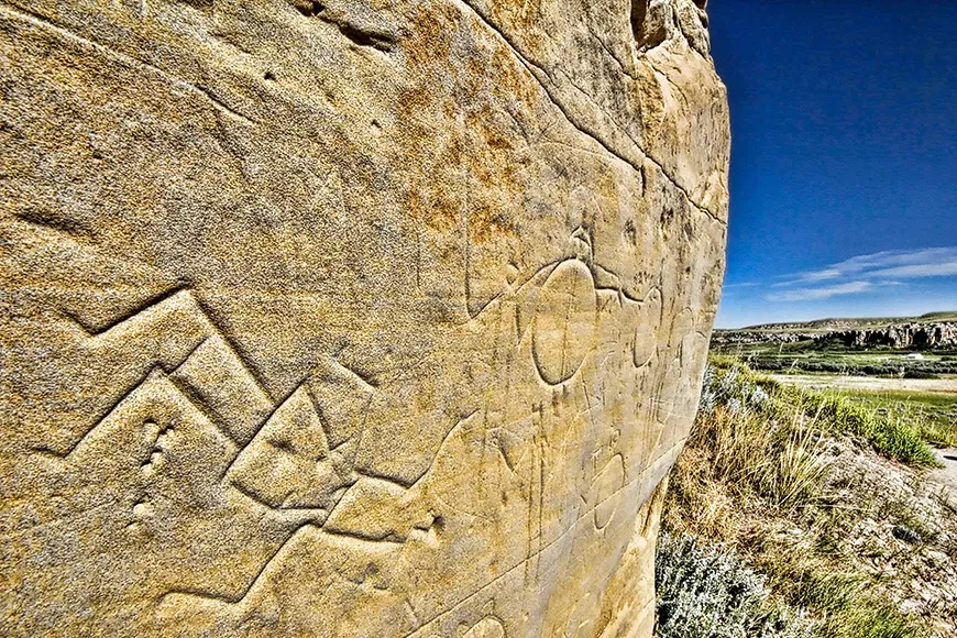 Writing-on-Stone Áísínai’pi